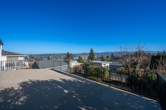 Building Photo - 3 Bedroom Home in Rainer Beach - Beautiful view over Lake Washington