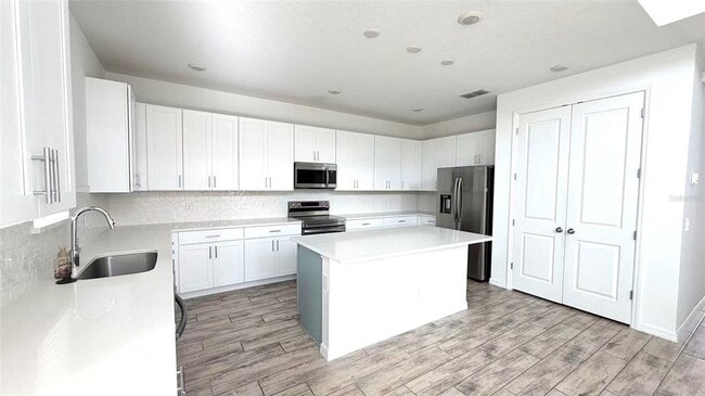 Photo - 2086 Derwent Dr