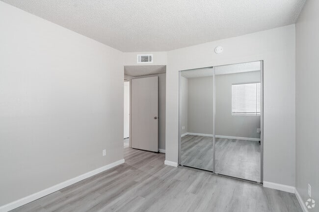 2BR, 1BA - 848SF - Primary Bedroom