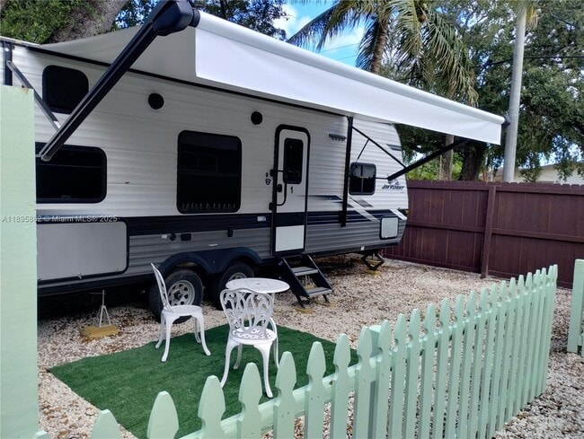 Building Photo - 125 NE 184th Terrace