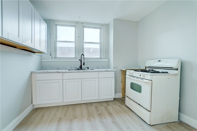 Photo - 2247 Clifford Ave