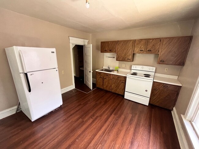 Building Photo - Littleton House Unit 3