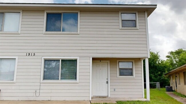 Building Photo - 1915 Pine Tree Dr Unit B