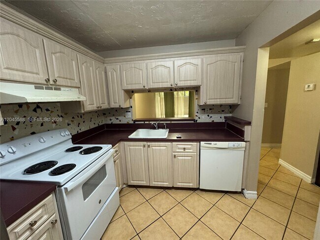 Building Photo - 10865 SW 112th Ave Unit 105