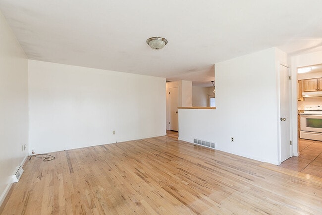 Photo - 7420 Webster St