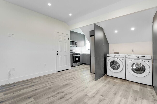 Building Photo - Newly renovated 1 bedroom / 1 bath apartment with in-unit laundry available now! Unit #3