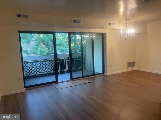 Building Photo - 6135 Leesburg Pike Unit 602