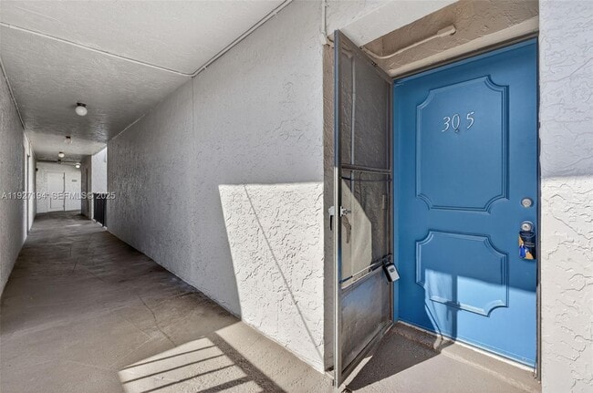 Photo - 3100 Riverside Dr Unit 305