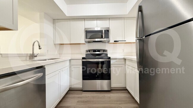 2827 E Le Marche Ave