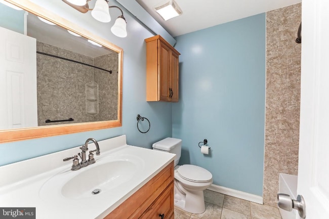 Photo - 200 Stirling Ct
