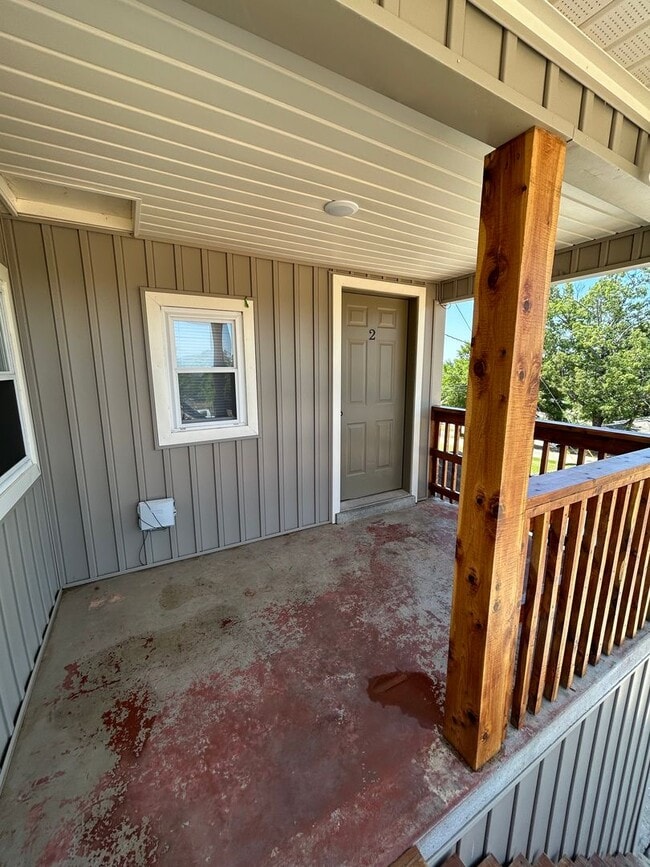 Building Photo - 709 W 13th St Unit 2