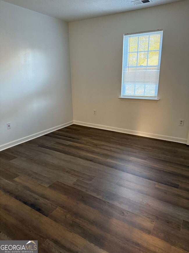 Photo - 132 Saine Dr SW