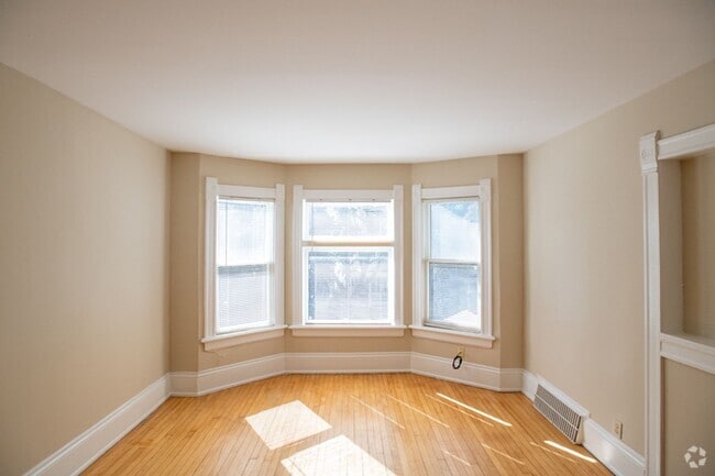 Building Photo - 9/01 $1495 – 2 Bedroom Upper Flat Near UW... Unit 2728A-Upper Rental