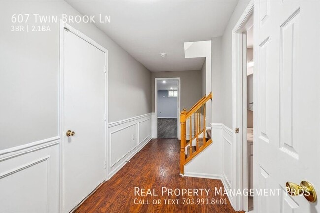 Photo - 607 Twin Brook Ln