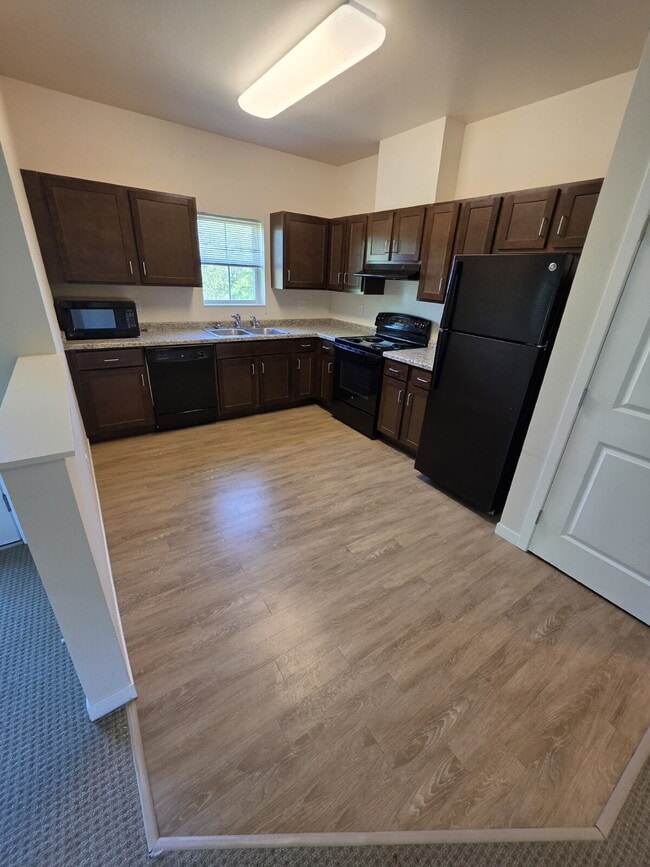 2 Bedroom | 1 Bathroom 2nd Floor Apartment Available OCTOBER 1ST!