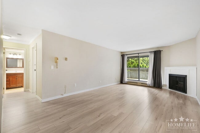 Photo - 1 Bed, 1 Bath Condo for Rent in Surrey Central! Unit 118