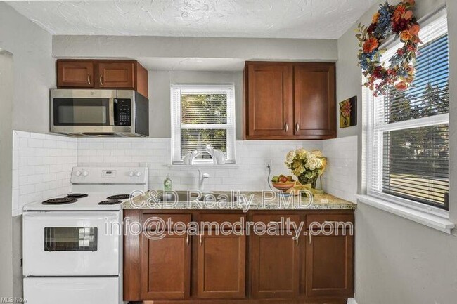 Photo - 640 E 261st St