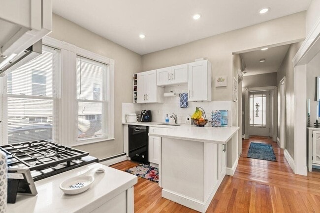 Building Photo - 155 Spruce St Unit #1