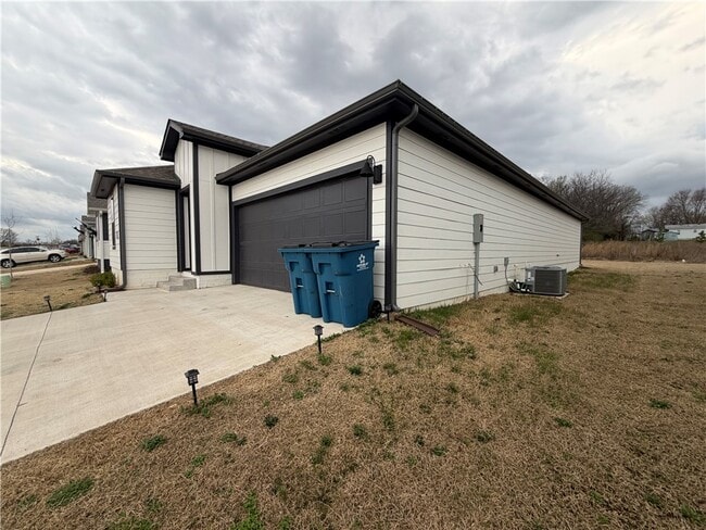 Photo - 207 NW Pinwheel St