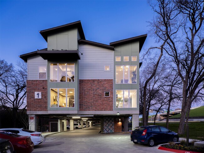 Photo - 1800 S I-35 Frontage Rd