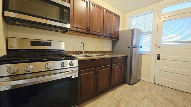 Building Photo - 1319 12th St Unit 1319-2N