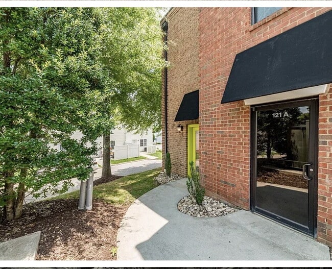 Building Photo - Unique 3 bedroom furnished within walking distance to Jameson YMCA in Wyndhurst