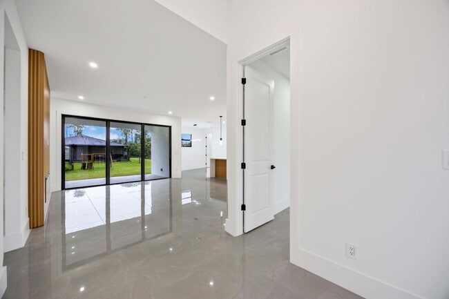 Photo - 2504 23rd St W