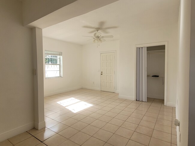 Building Photo - 1634 NW 29th Ct Unit Efficiency