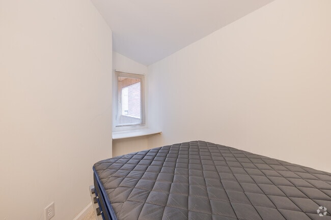 2BR, 1BA - 500SF - Bedroom