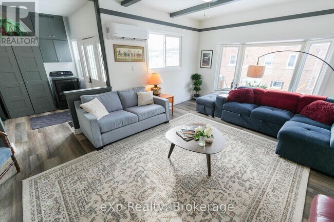 Photo - 72 Sykes St N