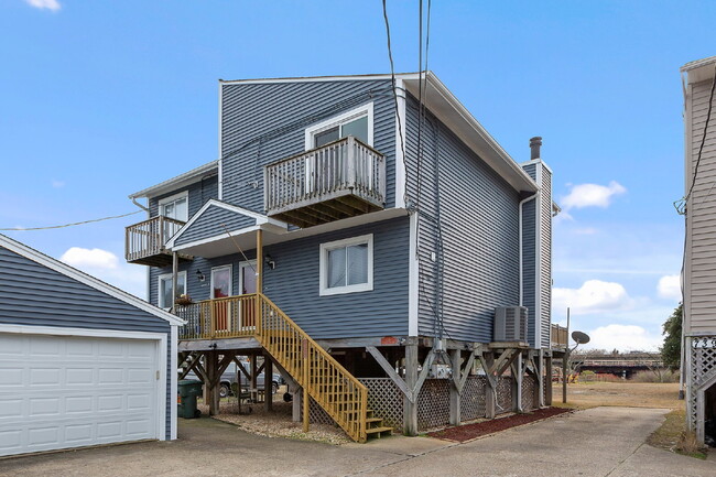 Building Photo - Beachside Living with Beautiful Water Views Unit #B