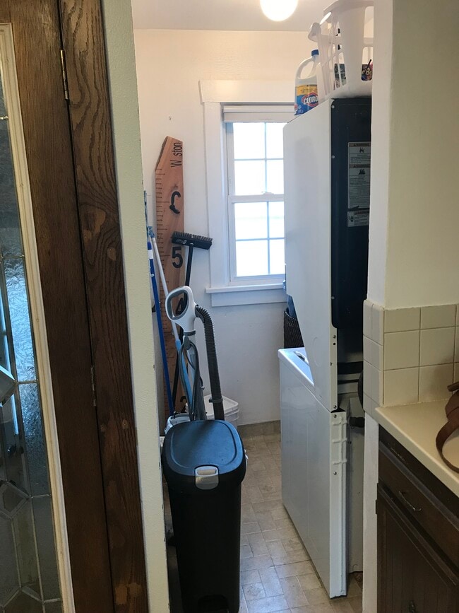 Building Photo - 213 S 100 W Unit Apt 2 middle