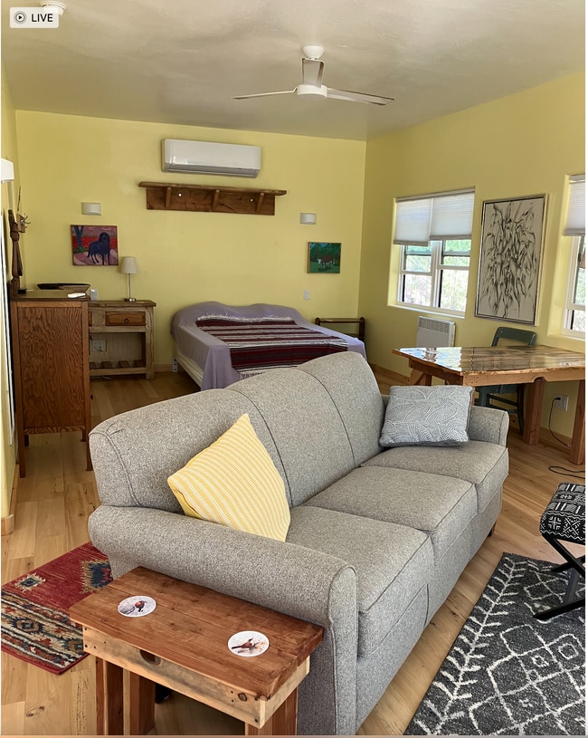 Área de sala de estar y dormitorio de la casita - 100 Cinco Milagros