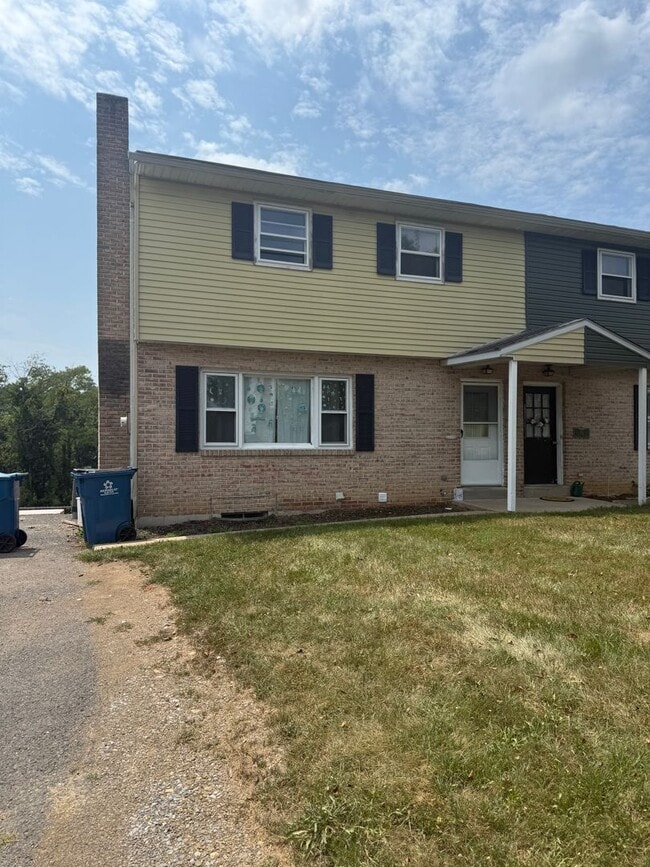 Photo - Spacious 4 Bedroom 2 1/2 bathroom Townhome