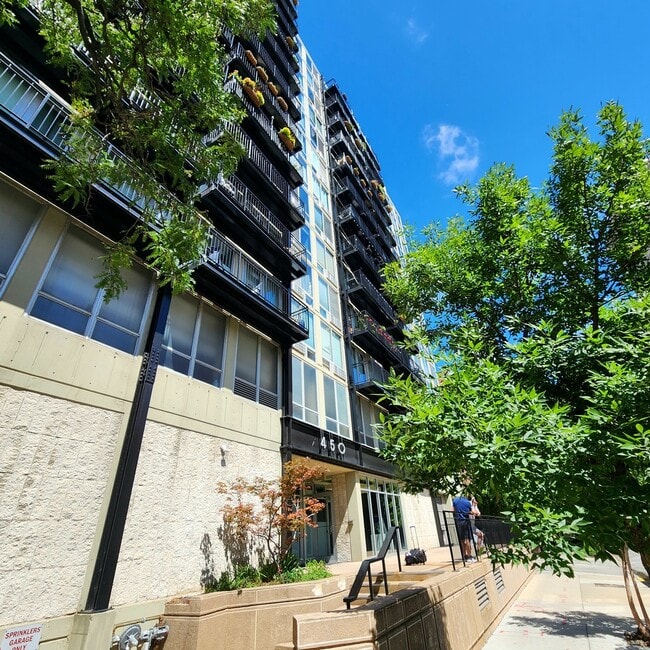 Building Photo - 450 W Briar Pl Rental
