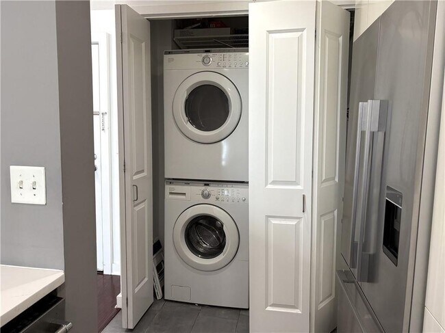 Photo - 3338 Peachtree Rd NE Unidad 2-505