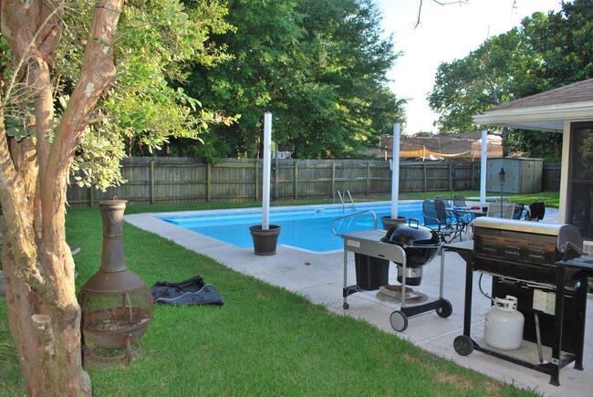 Photo - 123 Raintree Blvd