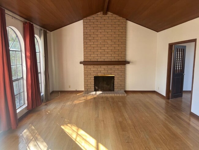 Photo - 381 St Andrews Ln