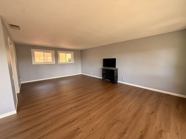 Photo - ***Special***Large 3 bedroom home in quiet neighborhood cul-de-sac with amazing views