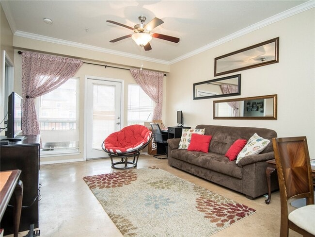 Photo - 910 W 25th St