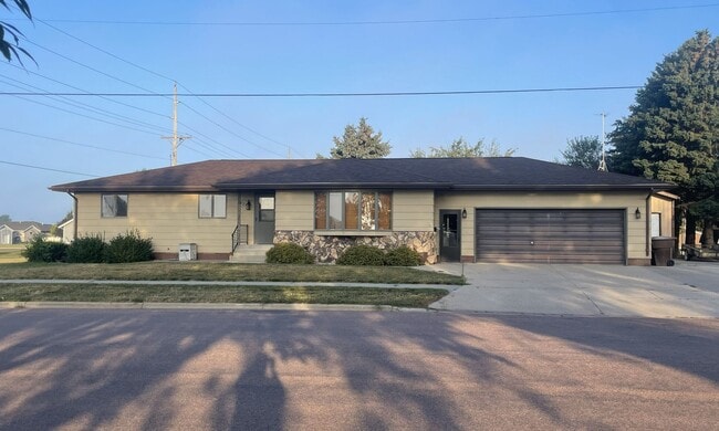 Building Photo - Spacious 3 Bedroom 2 Bath Home