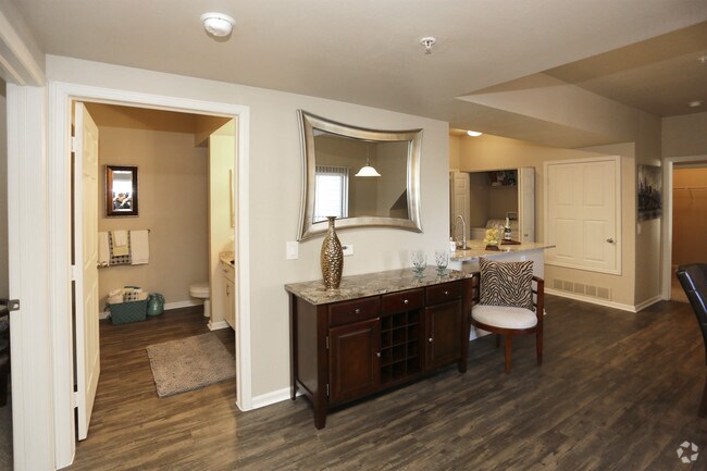 2BR, 2BA - 1150 SF
