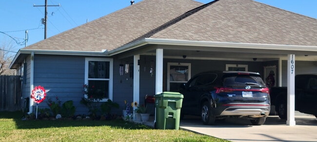 Photo - 1607 Waco St