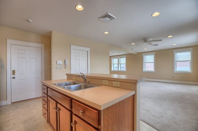 Photo - 353 W King St