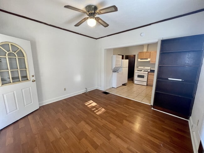 Photo - 421 E 9th St