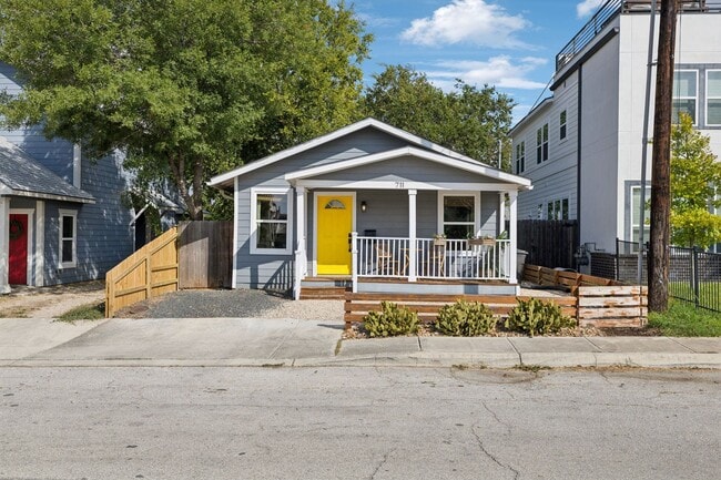 Building Photo - DARLING 2-BEDROOM MAHNCKE PARK COTTAGE