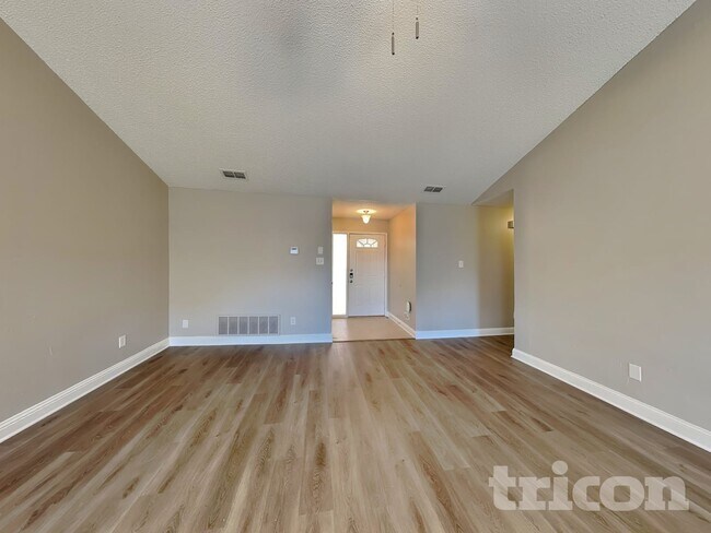 Photo - 6211 Minuteman Ln