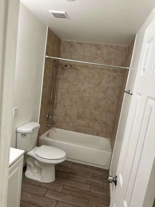 Upstairs bath - 272 E Jackson St