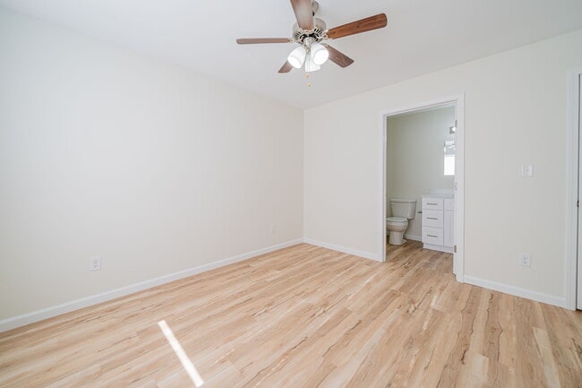 2BR Townhome - 1215 ft2