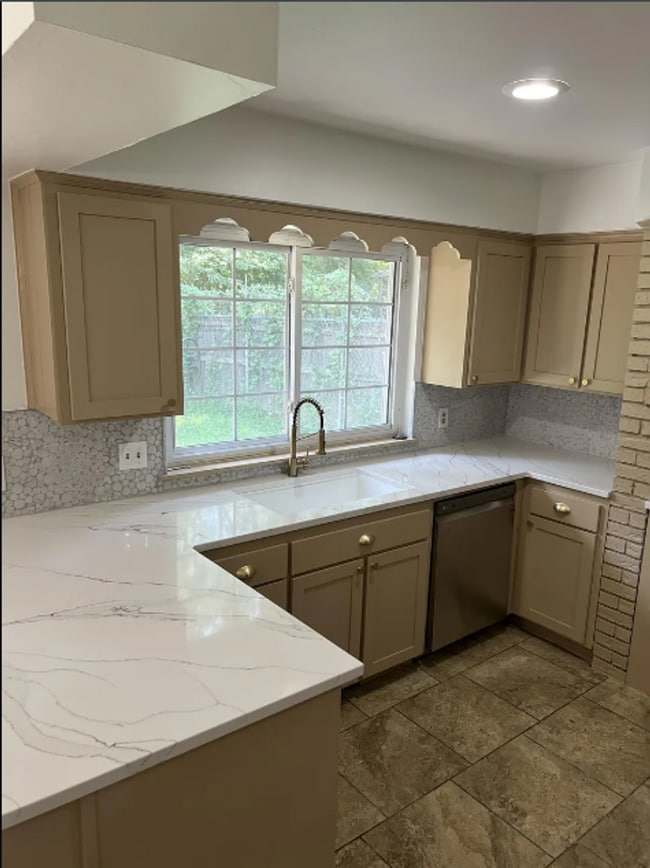 Photo - 4 Bed | 2 Bath in South Tulsa!